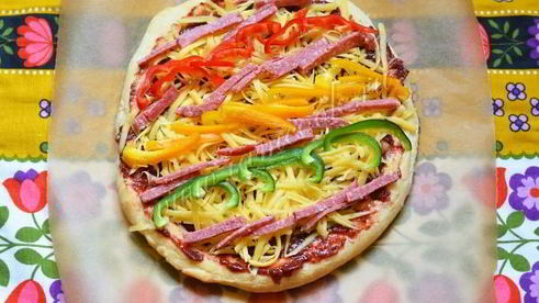 пицца со сливовым соусом