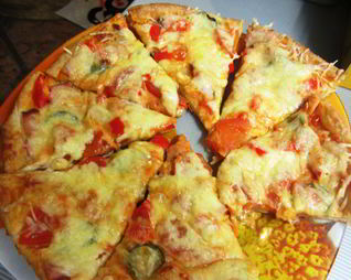 Тонкая пицца с салями, помидорами и сладким перцем