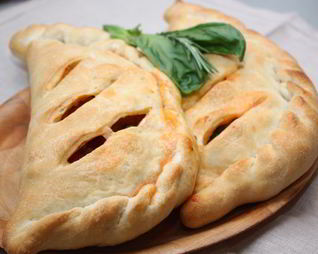 Закрытая пицца кальцоне с овощами