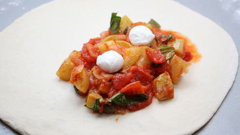 закрытая пицца кальцоне с овощами