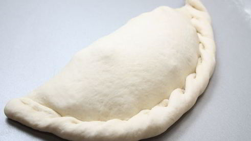 закрытая пицца кальцоне с овощами