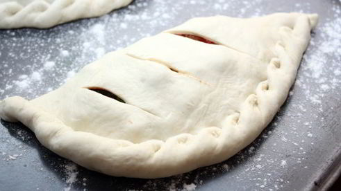 закрытая пицца кальцоне с овощами