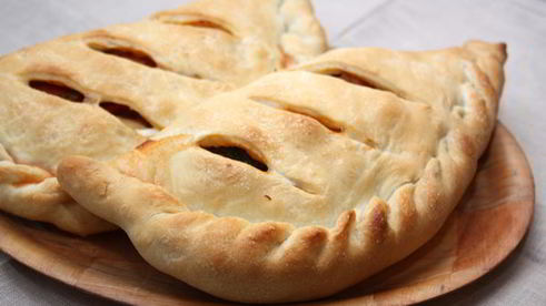 закрытая пицца кальцоне с овощами