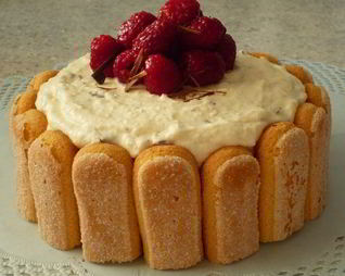 Хмельная шарлотка Страчателла с кремом из маскарпоне, вишневой водки и шоколадной крошки