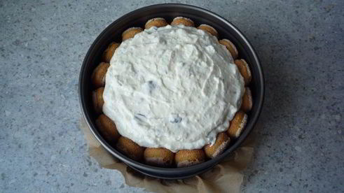 хмельная шарлотка страчателла с кремом из маскарпоне, вишневой водки и шоколадной крошки