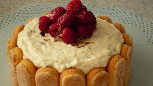 хмельная шарлотка страчателла с кремом из маскарпоне, вишневой водки и шоколадной крошки