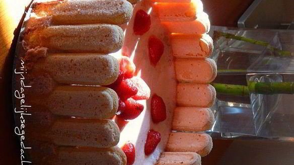 Рецепт Классическая шарлотка с клубничным муссом