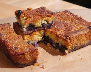 Лимонная шарлотка с голубикой