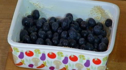 лимонная шарлотка с голубикой