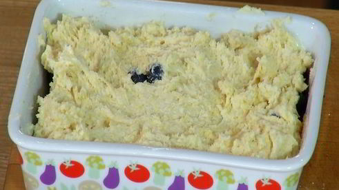 лимонная шарлотка с голубикой