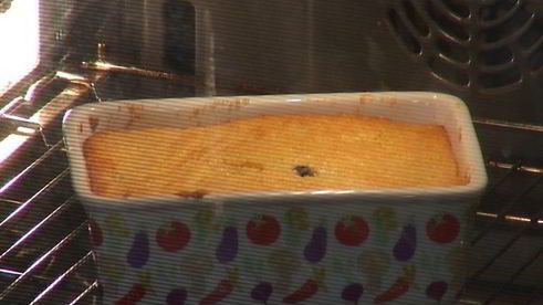 лимонная шарлотка с голубикой