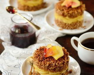 Шарлотка из яблок и ржаного хлеба