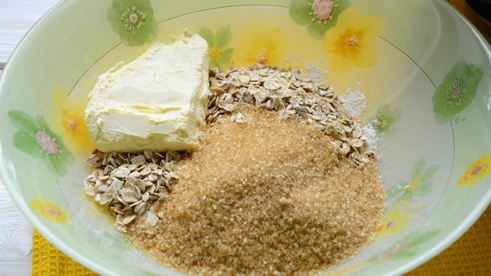 шарлотка на простокваше со сливочной крошкой