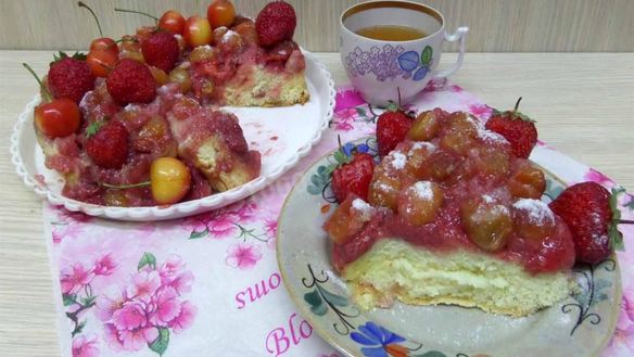 Рецепт Шарлотка с черешней и клубникой