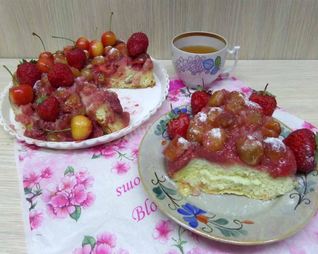 Шарлотка с черешней и клубникой
