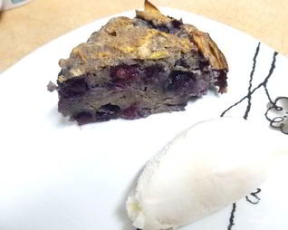 Шарлотка с черникой и яблоками