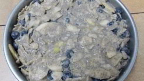 шарлотка с черникой и яблоками