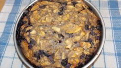 шарлотка с черникой и яблоками