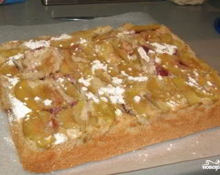 Шарлотка с клубникой и яблоками