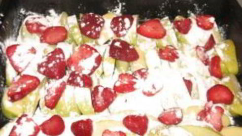 шарлотка с клубникой и яблоками