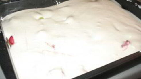 шарлотка с клубникой и яблоками