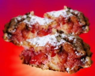 Шарлотка с клубникой