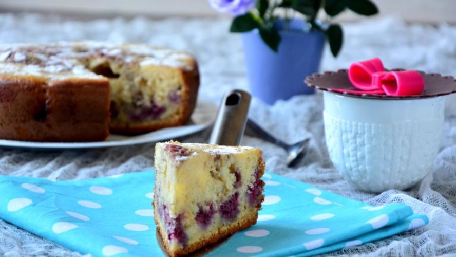 Рецепт шарлотка с малиной из мультиварки