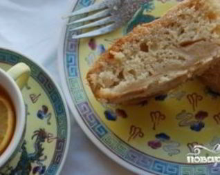 Шарлотка с манкой и яблоками