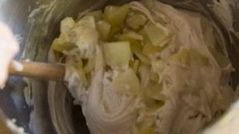 шарлотка с манкой и яблоками