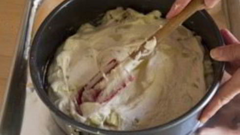 шарлотка с манкой и яблоками