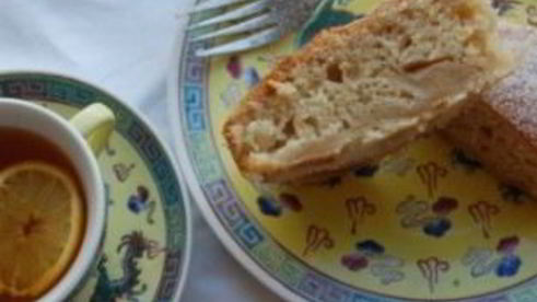 шарлотка с манкой и яблоками