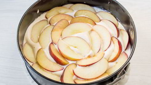 шарлотка с нектаринами