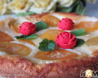 Шарлотка с персиками