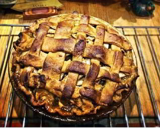 Шарлотка с ревенем и яблоками