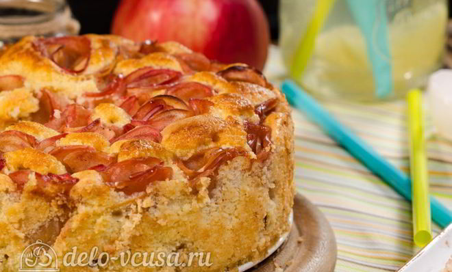 Шарлотка с розами из яблок