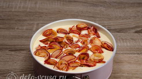 шарлотка с розами из яблок