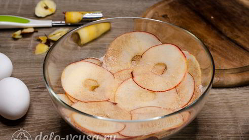 шарлотка с розами из яблок