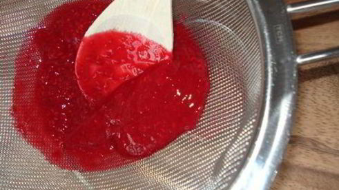 шарлотка с шоколадно-малиновым муссом и воздушным ванильным кремом