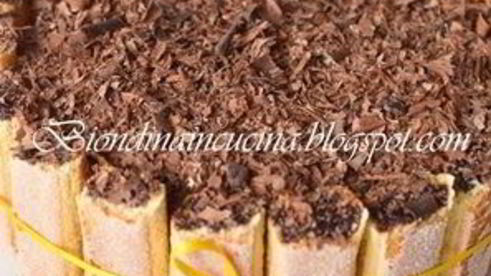 шарлотка с шоколадно-малиновым муссом и воздушным ванильным кремом