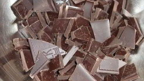 шарлотка с шоколадно-малиновым муссом и воздушным ванильным кремом