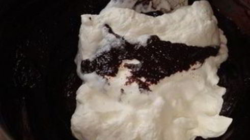 шарлотка с шоколадно-малиновым муссом и воздушным ванильным кремом