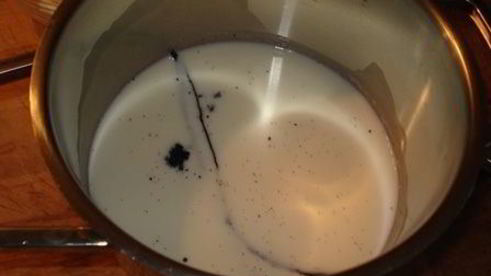 шарлотка с шоколадно-малиновым муссом и воздушным ванильным кремом