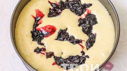 шарлотка с вареньем