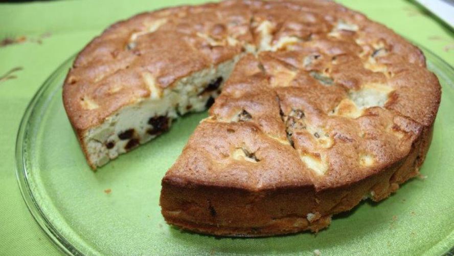 Рецепт шарлотка с яблоками и черносливом