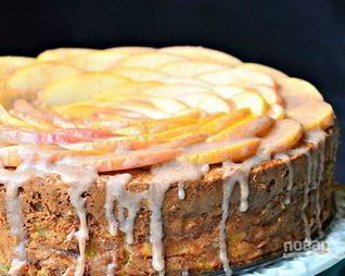 Шарлотка с яблоками и глазурью