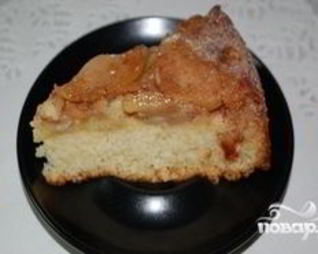 Шарлотка с яблоками и карамелью