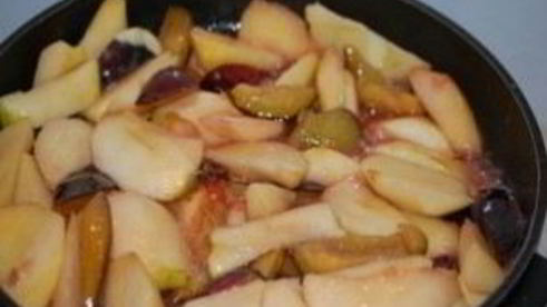 шарлотка с яблоками и карамелью