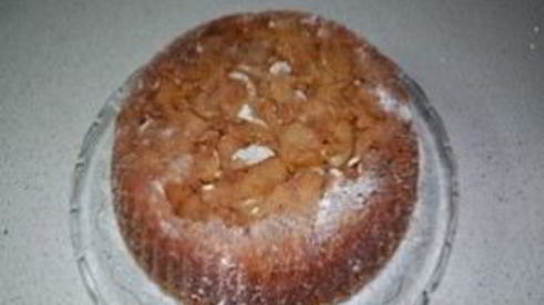 шарлотка с яблоками и карамелью