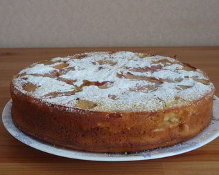 Шарлотка с яблоками и облепиховым йогуртом