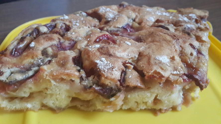 Рецепт шарлотка с яблоками и сливой